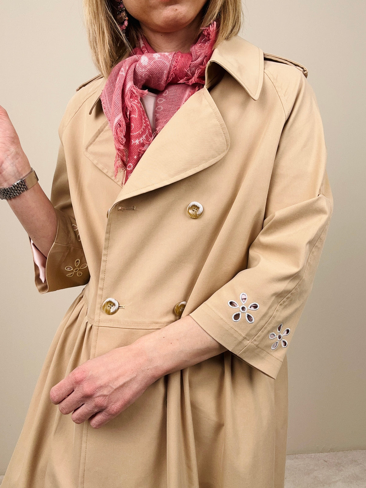 Trench con ricami