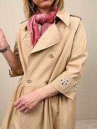 Trench con ricami