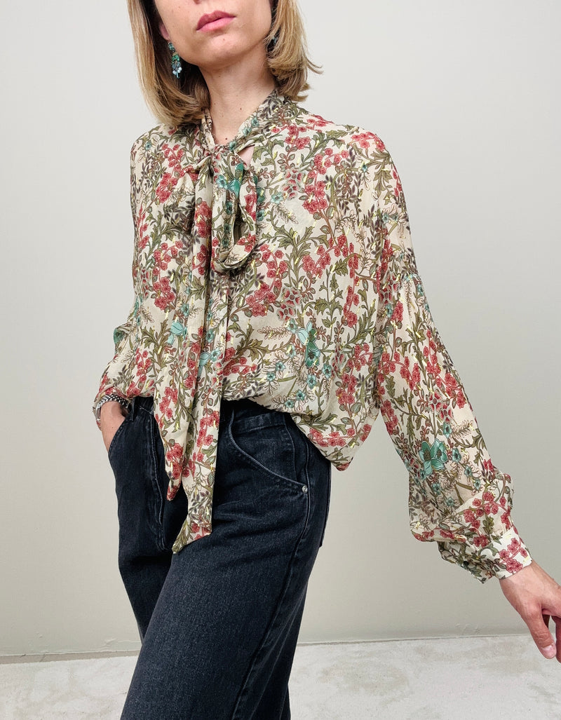 Camicia fantasia e fiocco
