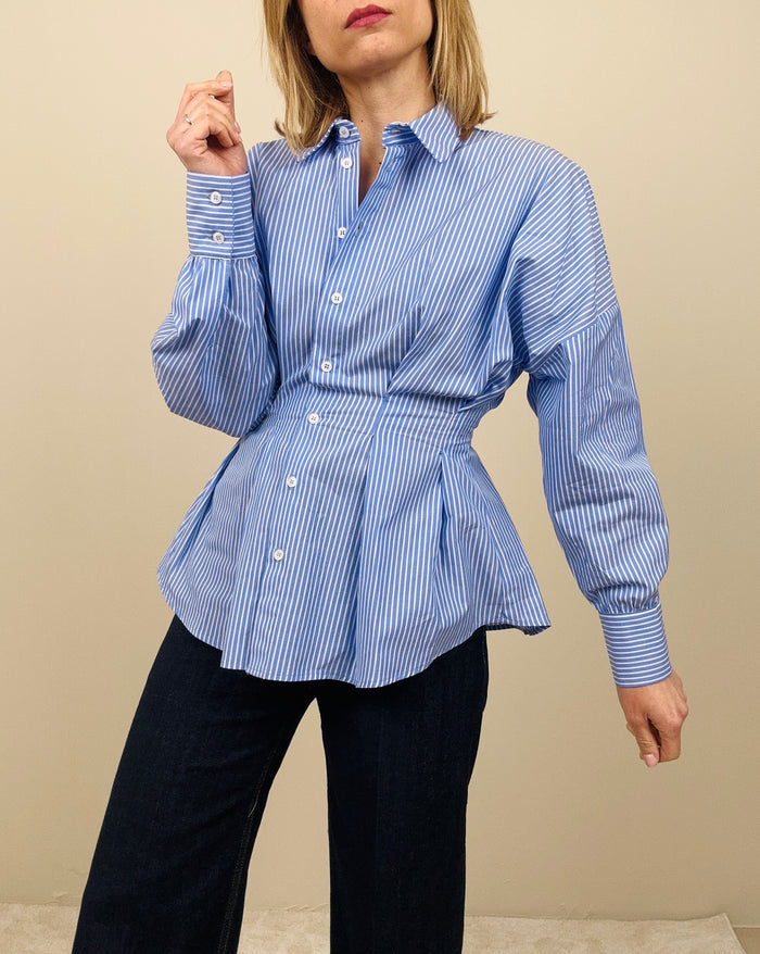 Camicia a righe stretta in vita
