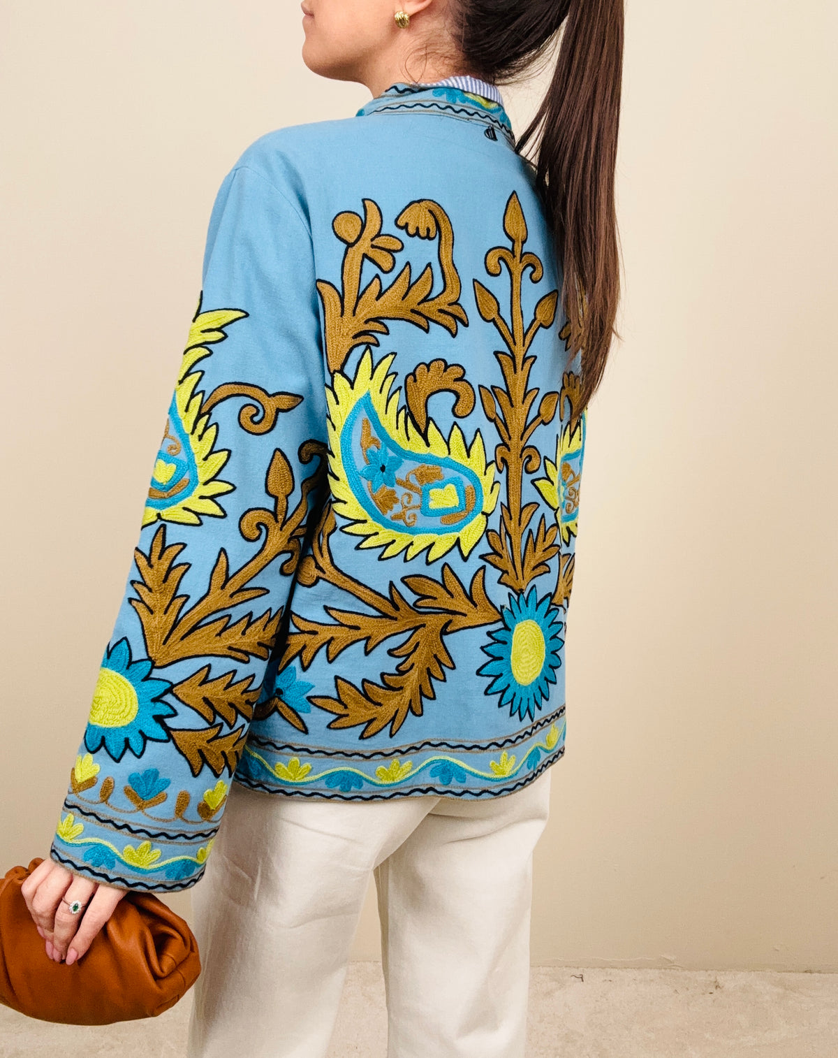 Giacca azzurra ricamata