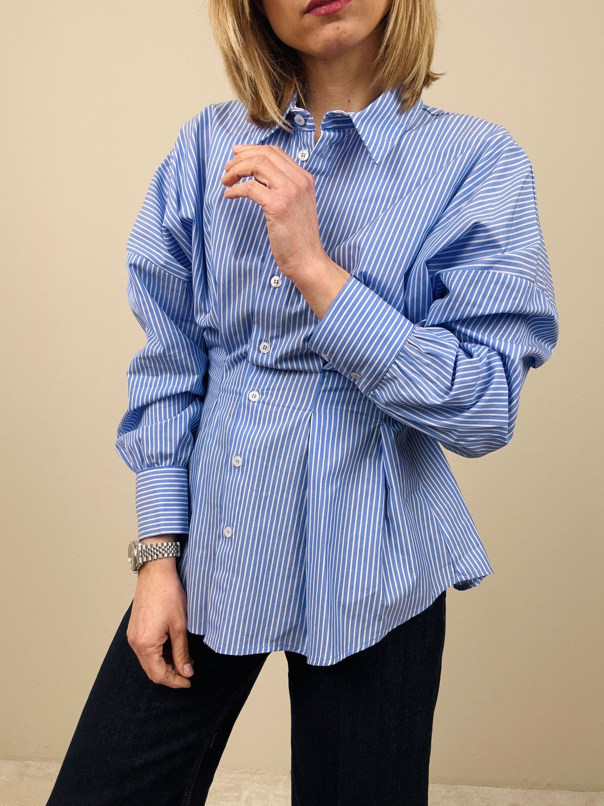 Camicia a righe stretta in vita