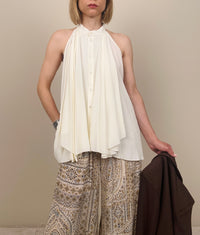 Top smanicato con bottoni