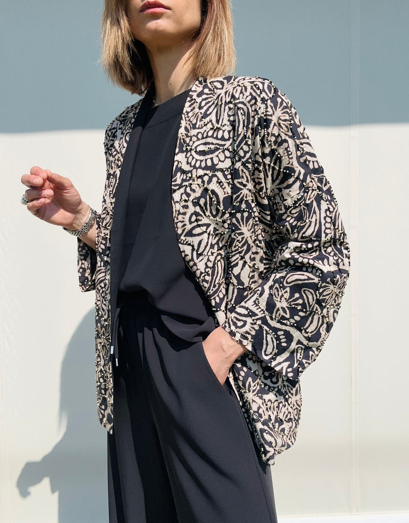 Kimono nero e sabbia