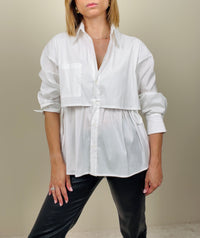 Camicia bianca ripresa in vita
