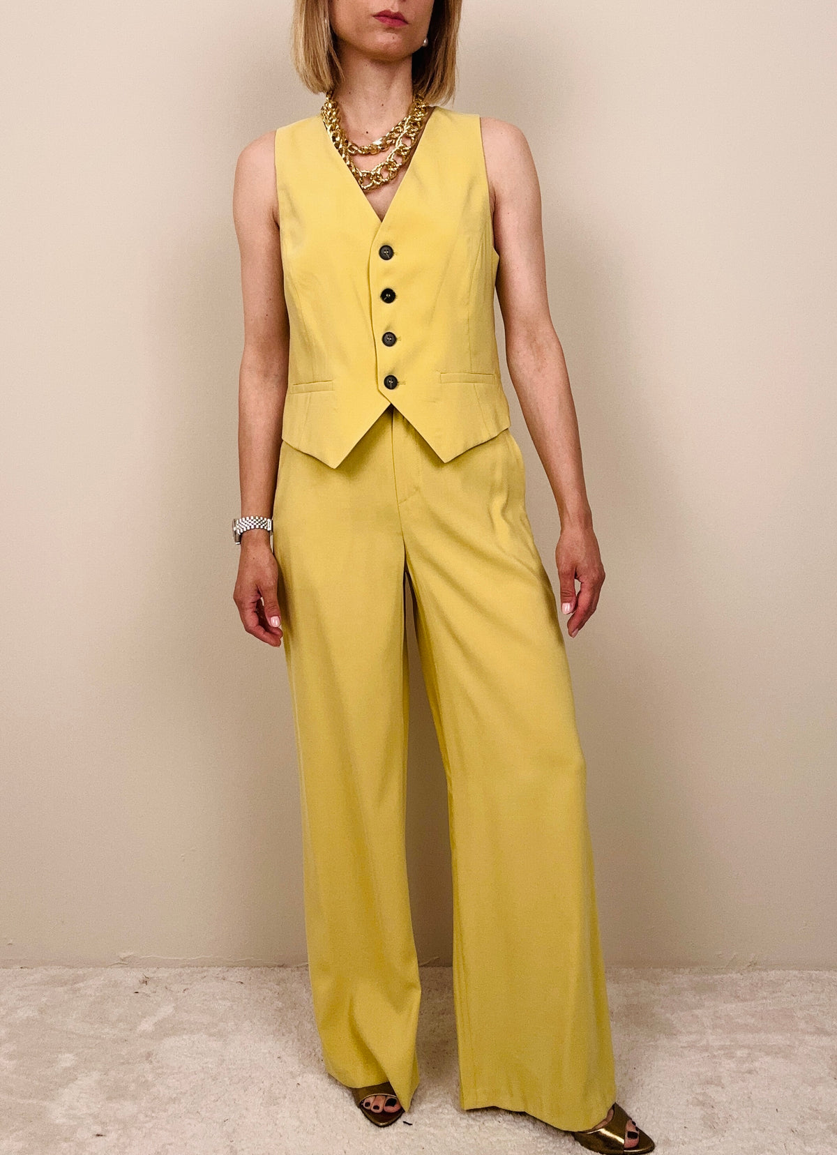Completo pantaloni e gilet giallo