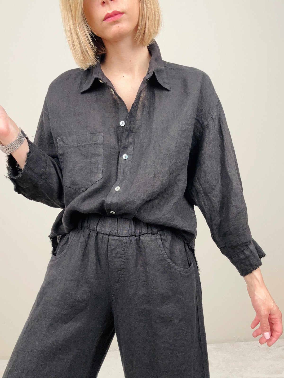 Camicia in lino nera dettagli sfrangiati