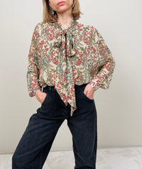 Camicia fantasia e fiocco