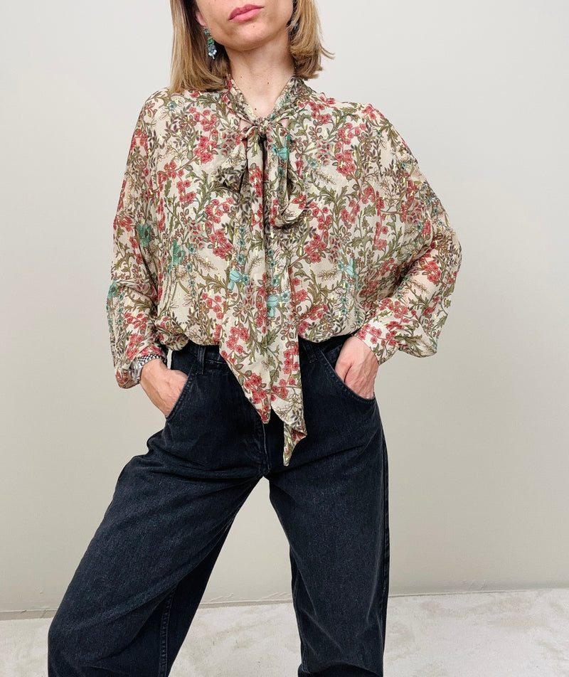 Camicia fantasia e fiocco