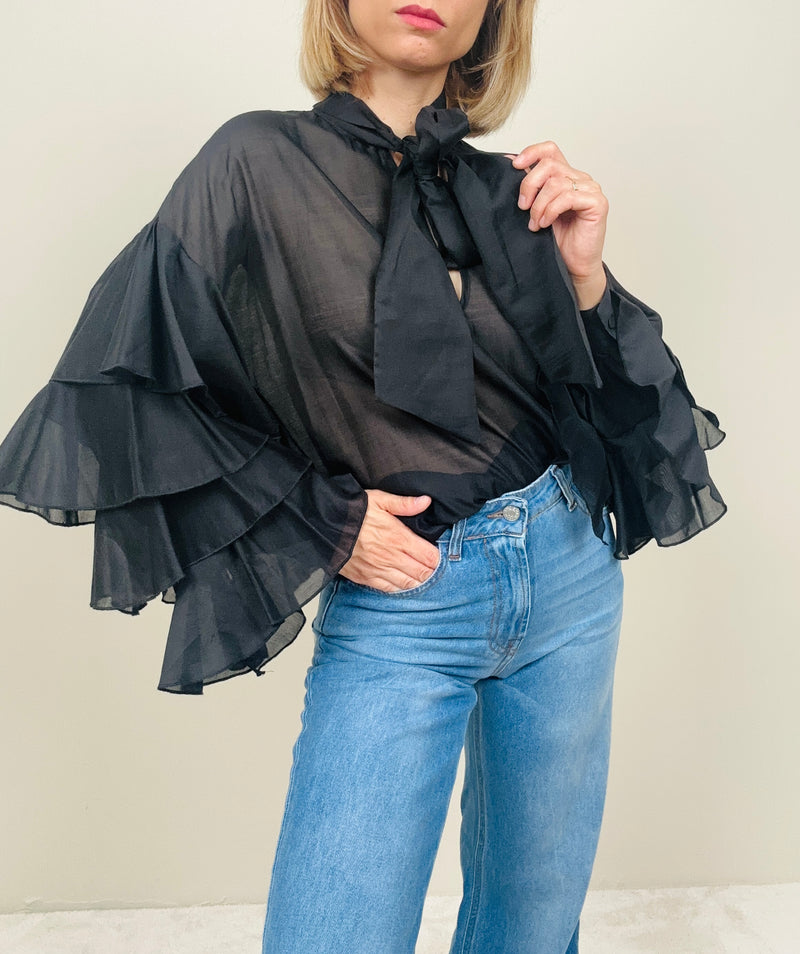 Camicia nera con balze nelle maniche