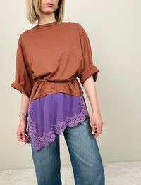 T-shirt con abbassamento in pizzo (più colori)