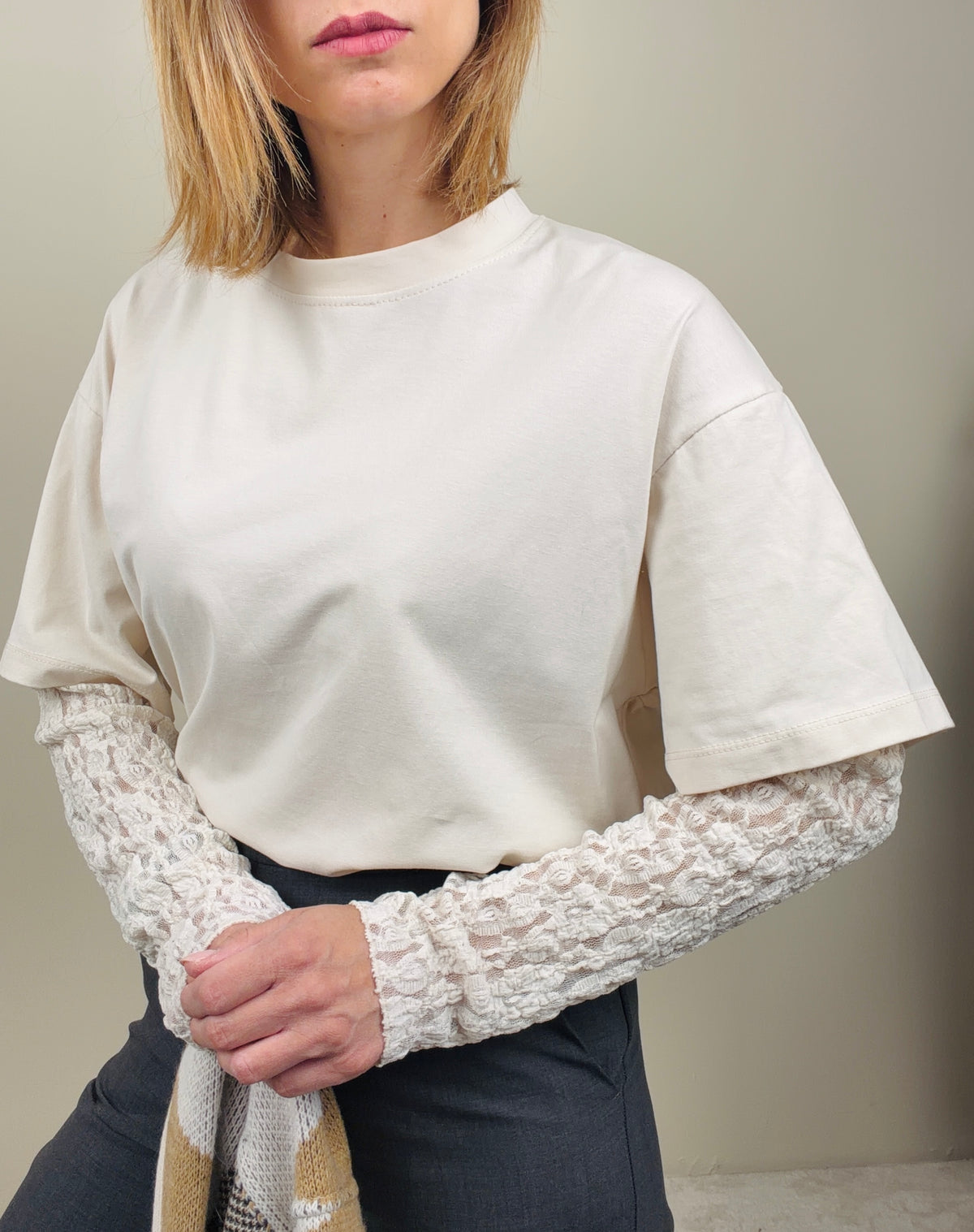 T-shirt con maniche in pizzo