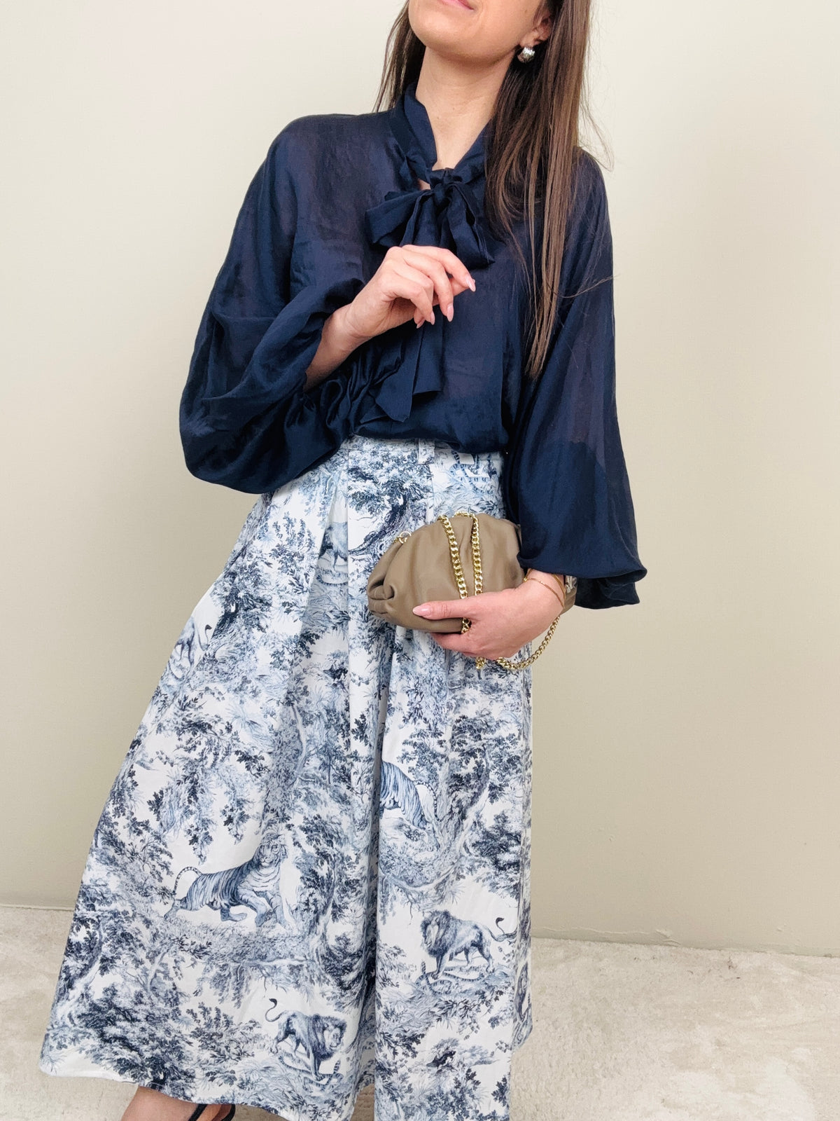 Camicia blu con fiocco