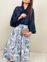 Camicia blu con fiocco