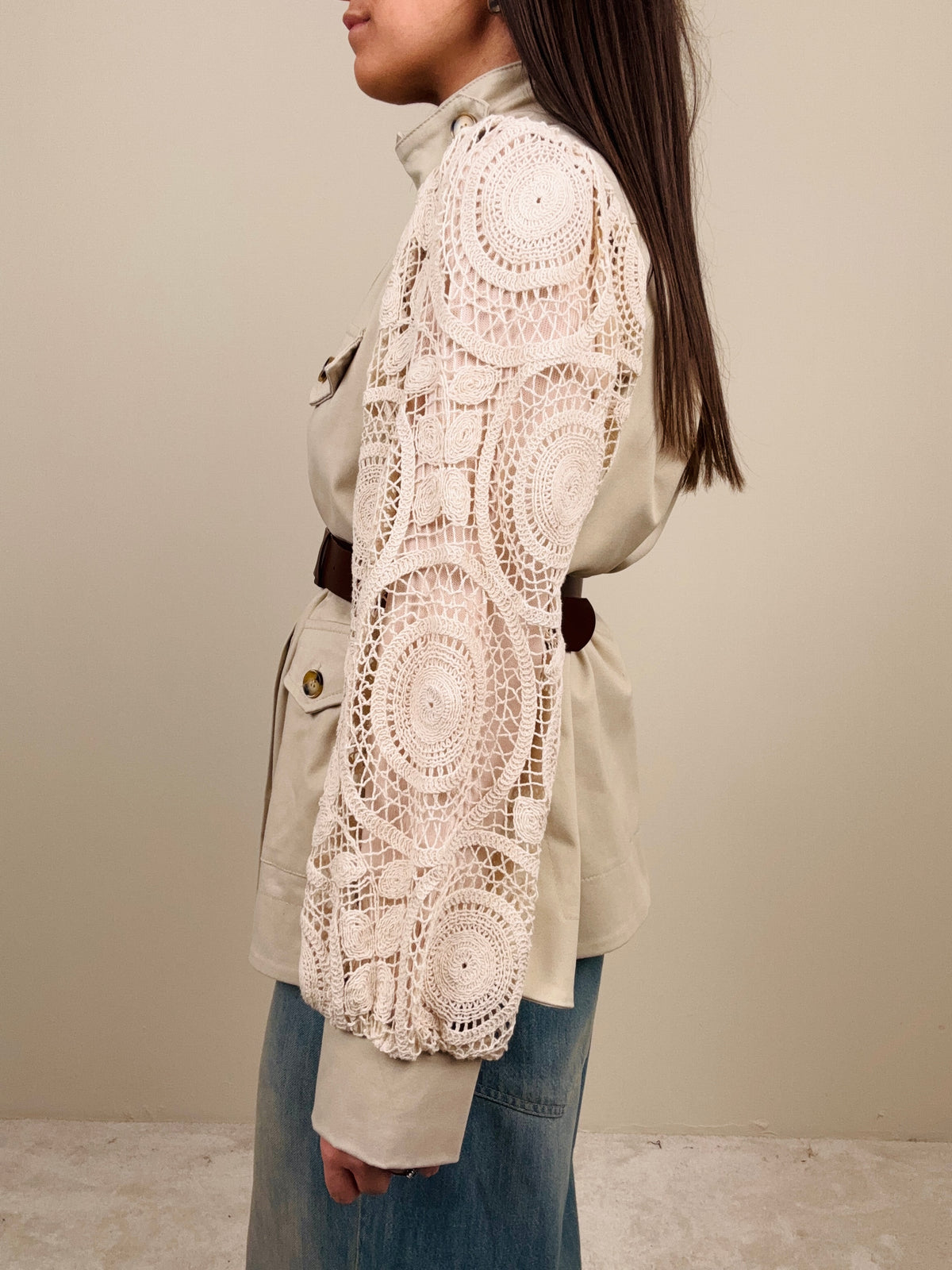 Sahariana con maniche macramé