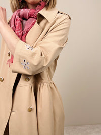 Trench con ricami