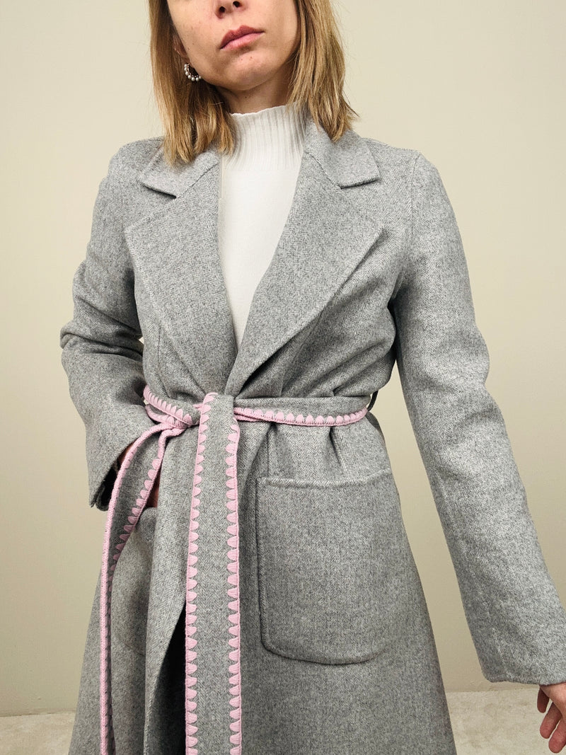 Cappotto grigio con dettagli rosa