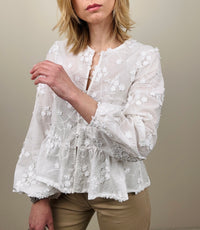 Camicia bianca con fiori applicati
