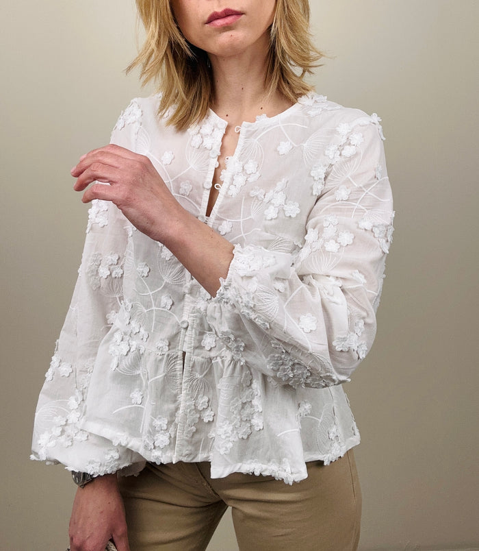 Camicia bianca con fiori applicati