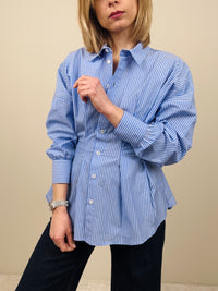 Camicia a righe stretta in vita