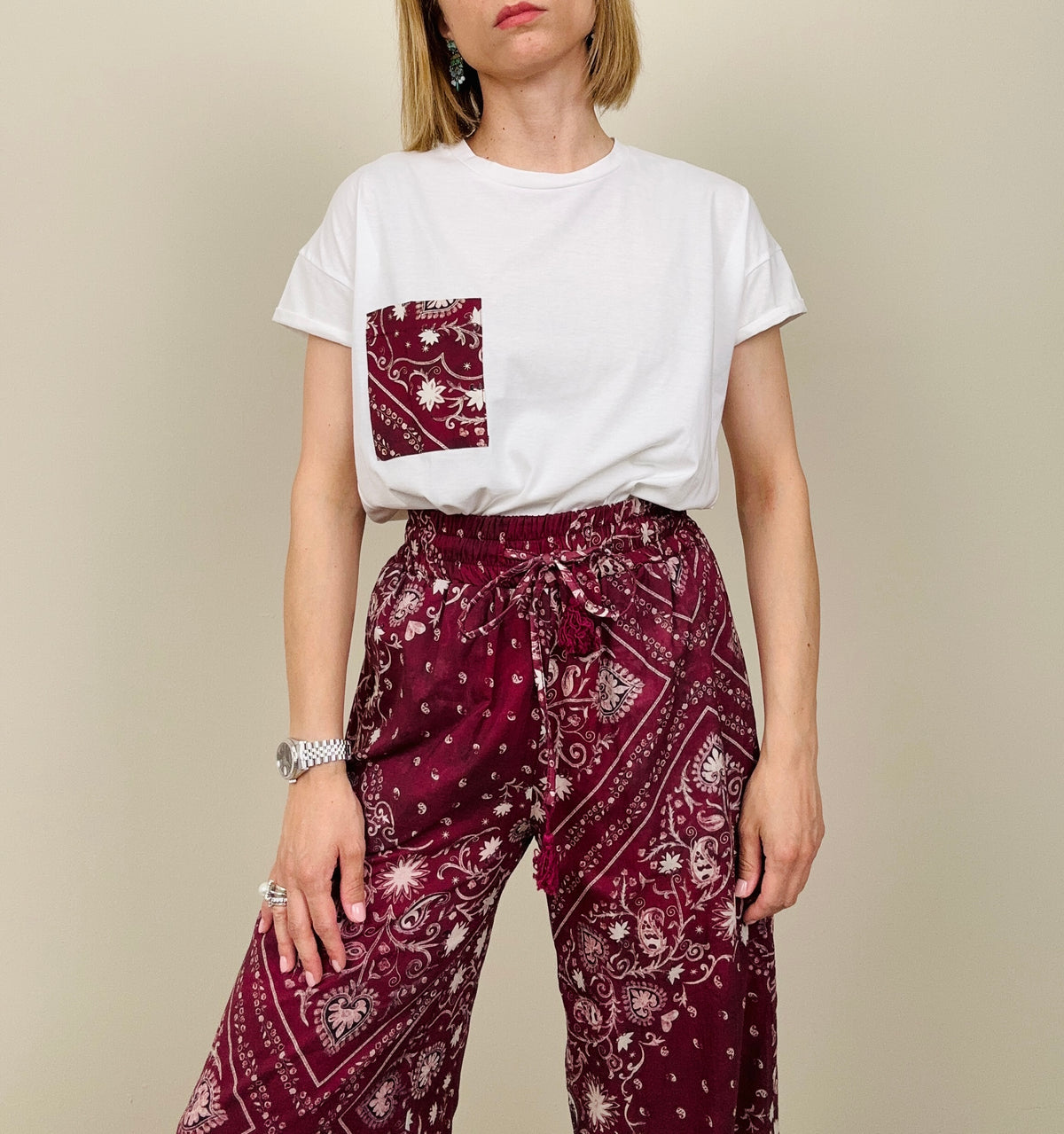 T-shirt con taschino bandana bordeaux
