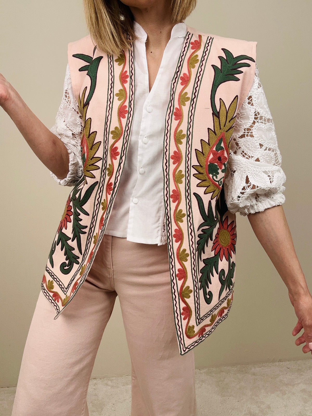 Gilet rosa ricamato