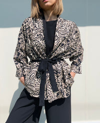 Kimono nero e sabbia