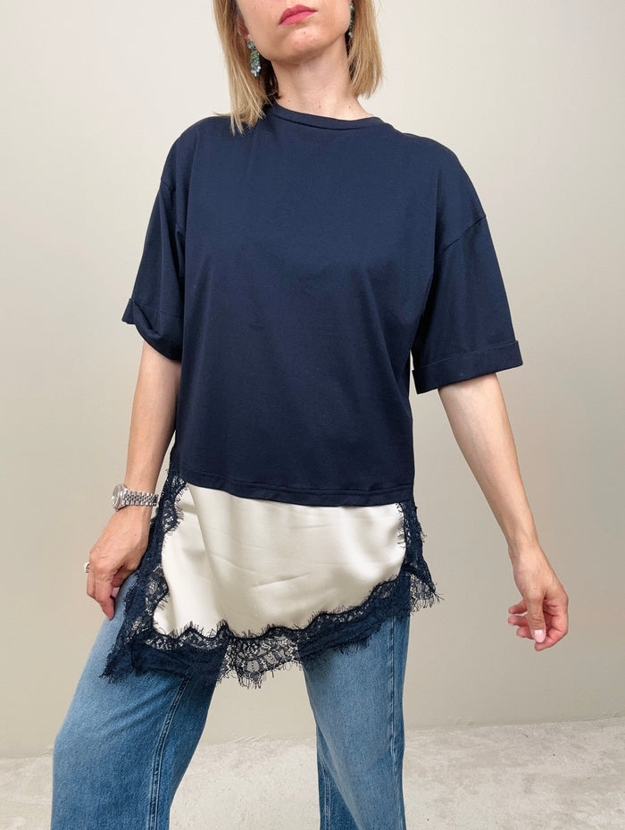 T-shirt blu con abbassamento in pizzo