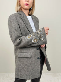 Blazer spinato con applicazioni