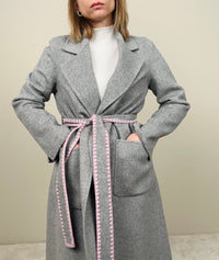 Cappotto grigio con dettagli rosa