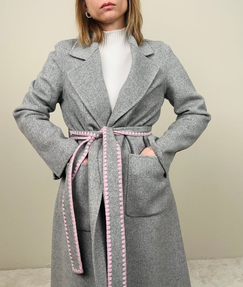 Cappotto grigio con dettagli rosa