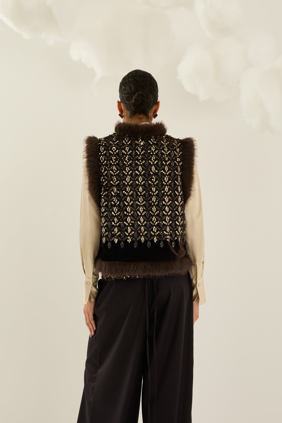 Gilet con pelo e paillettes