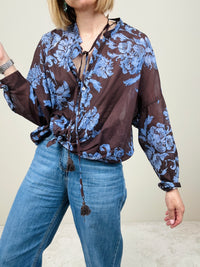 Camicia in mussola in fantasia con disegno azzurro