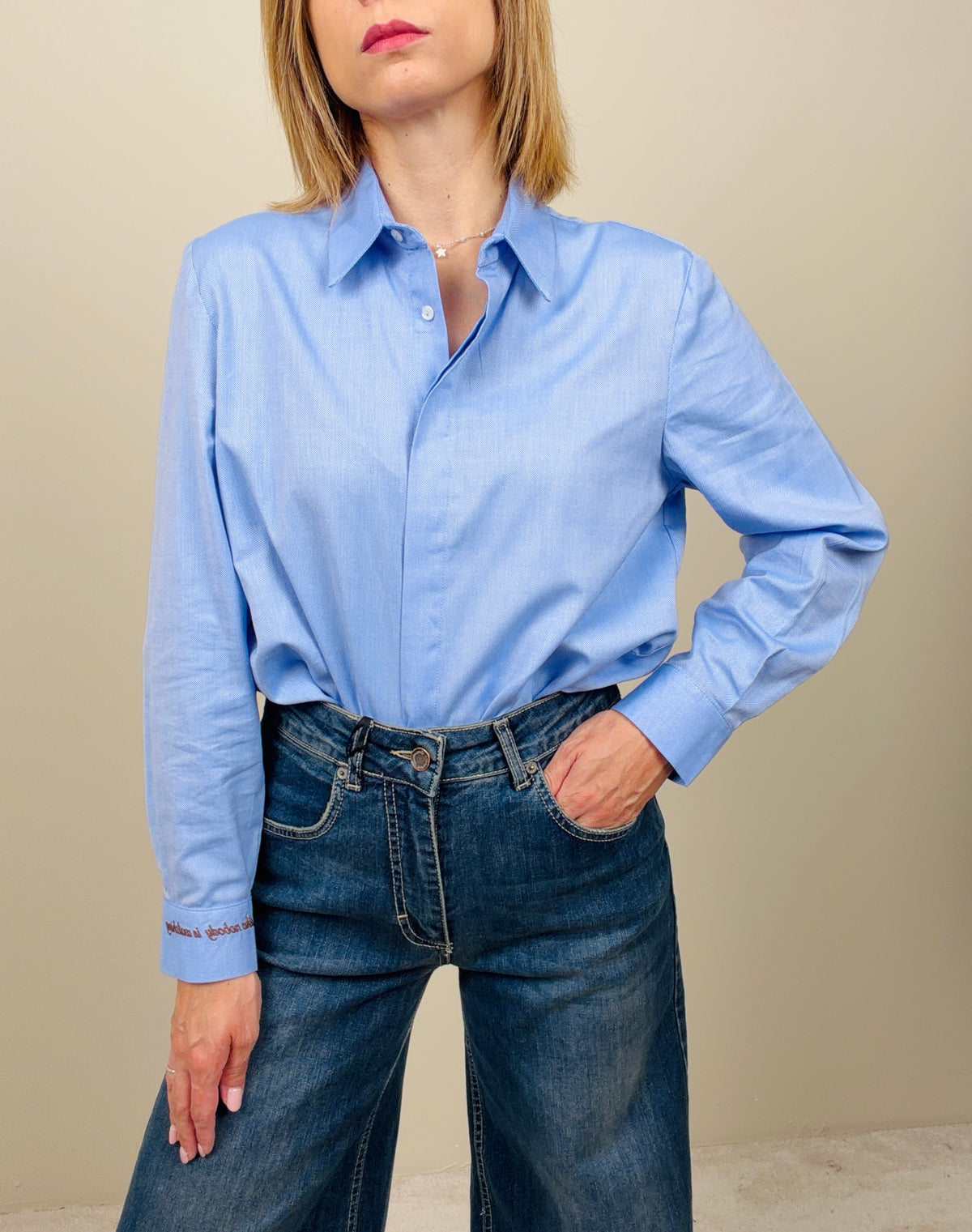 Camicia azzurra con ricamo nel polso