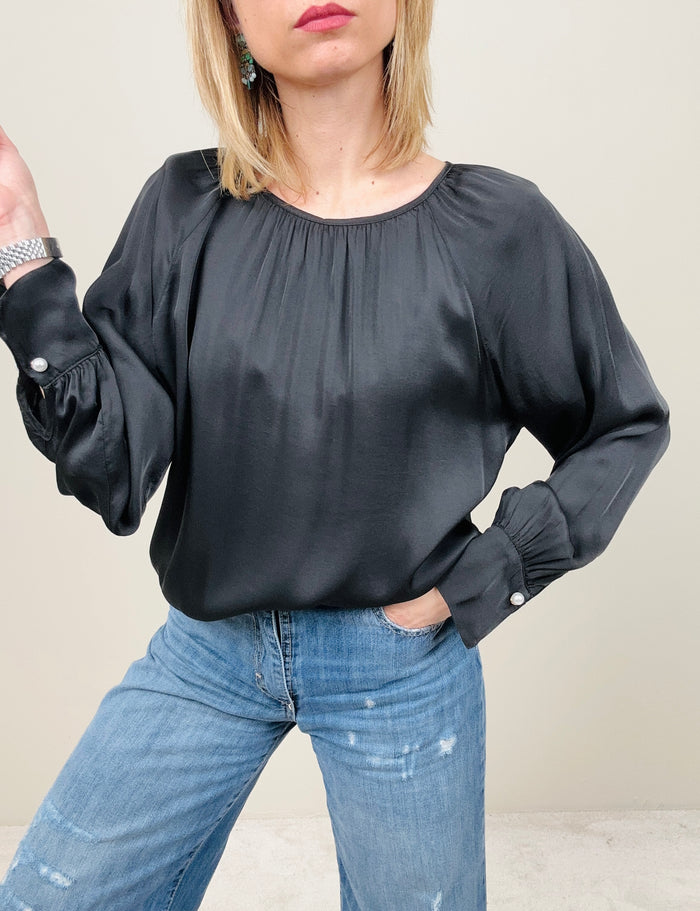 Blusa con bottone gioiello