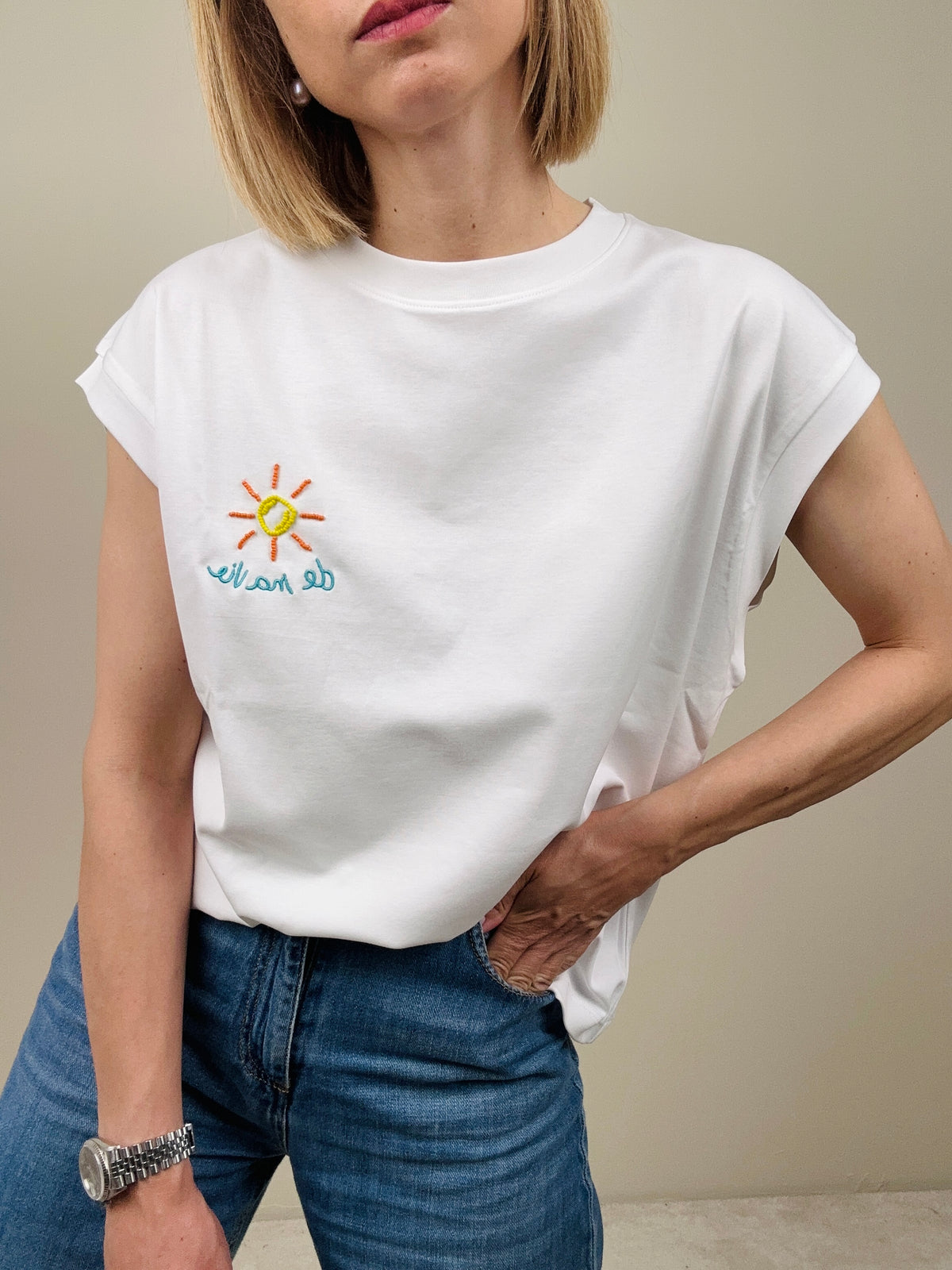 T-shirt con sole ricamato