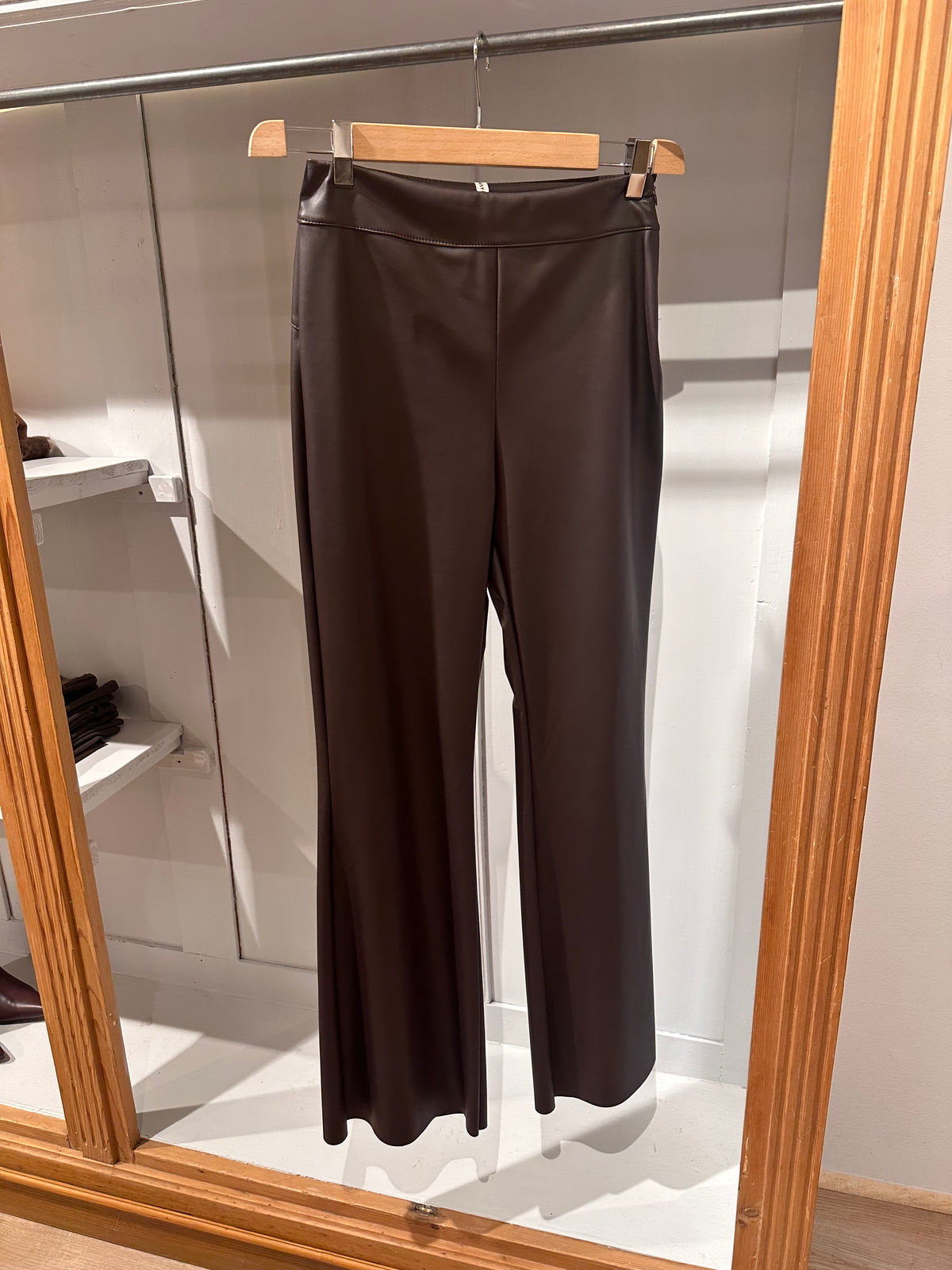 Pantalone ecopelle a zampa (più colori)