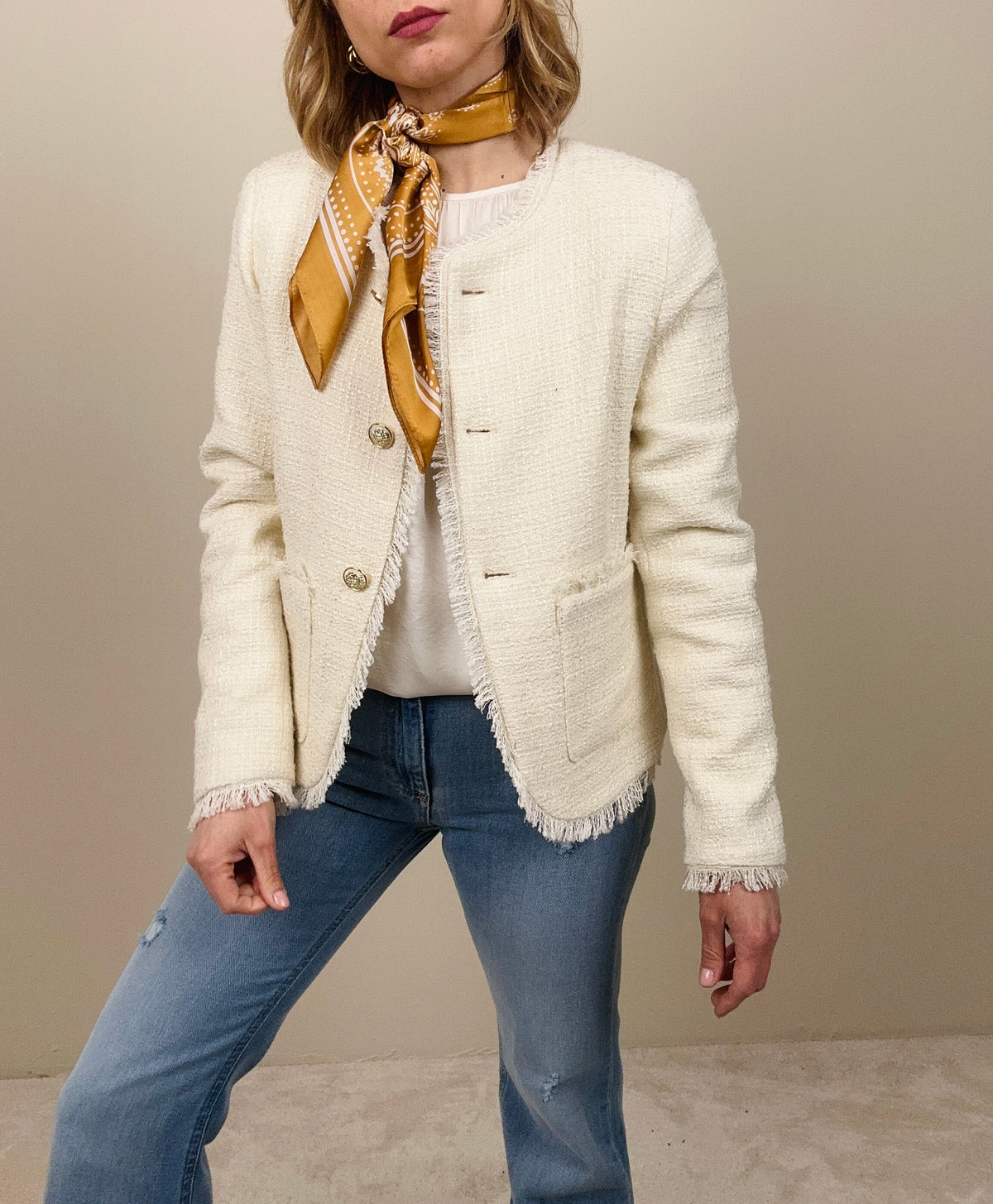 Chanel burro con bottoni gioiello