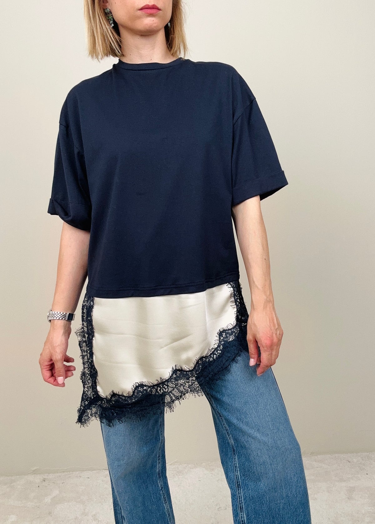 T-shirt blu con abbassamento in pizzo