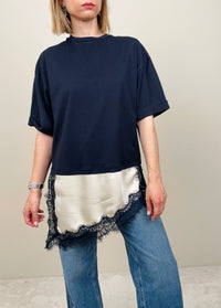 T-shirt blu con abbassamento in pizzo