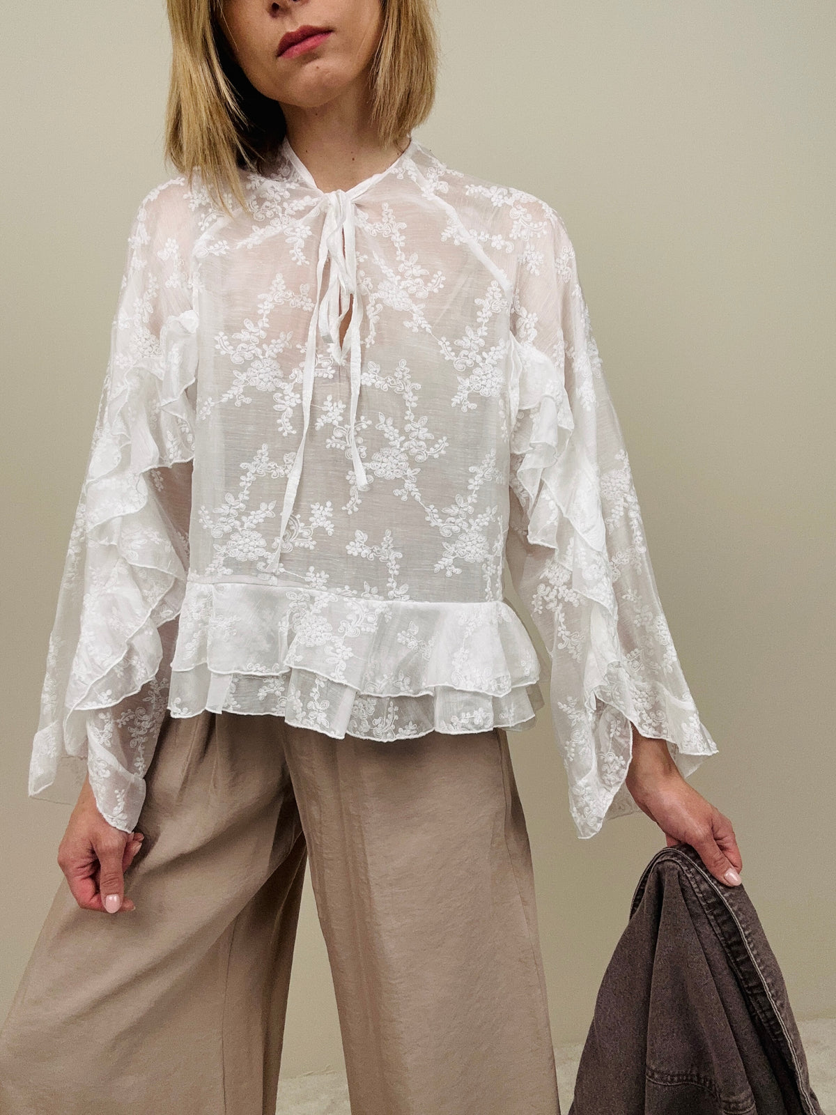 Camicia bianca lavorata tono su tono