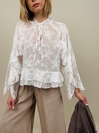 Camicia bianca lavorata tono su tono
