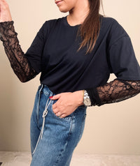 T-shirt con manica in pizzo (più colori)