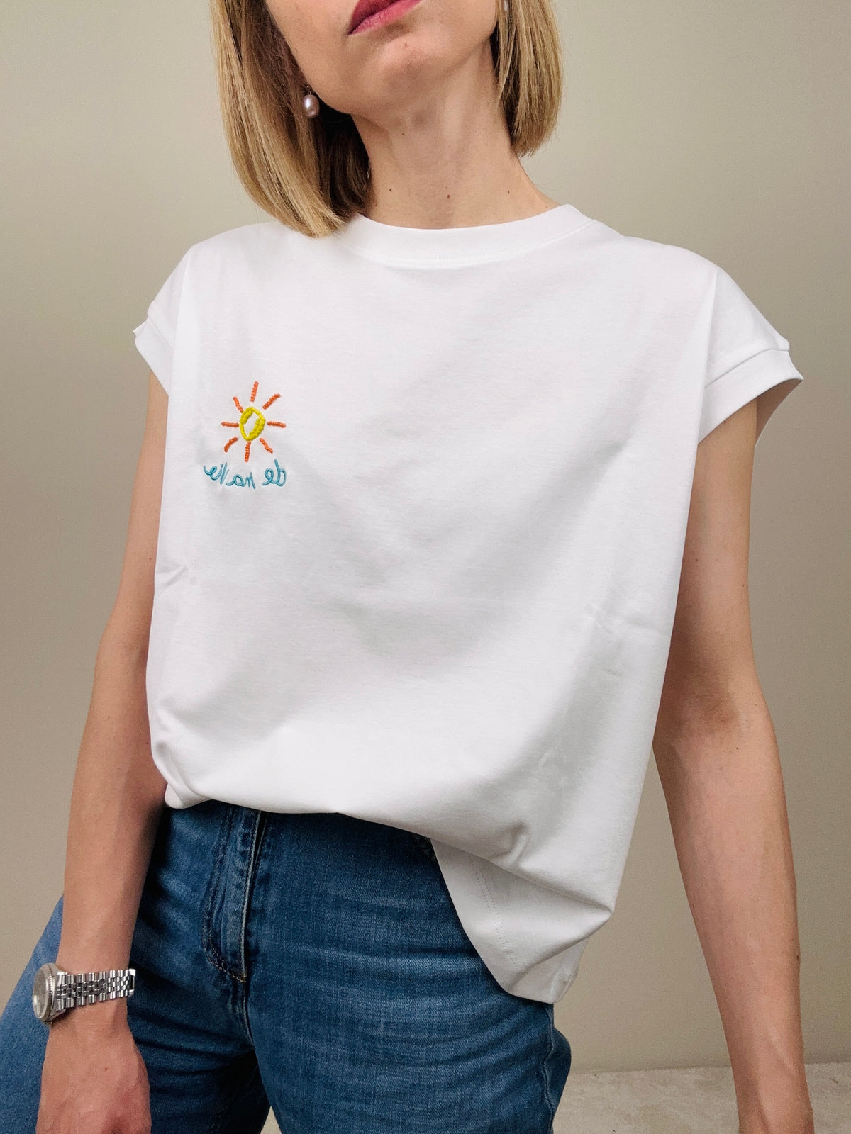 T-shirt con sole ricamato