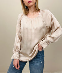 Blusa con bottone gioiello