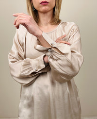 Blusa con bottone gioiello