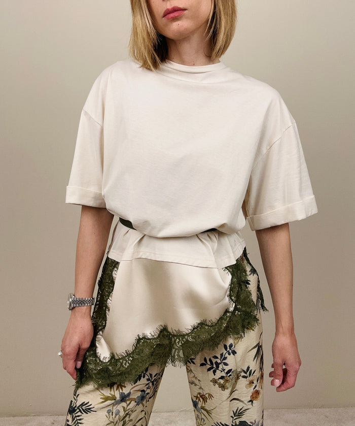 T-shirt con abbassamento in pizzo