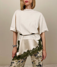 T-shirt con abbassamento in pizzo