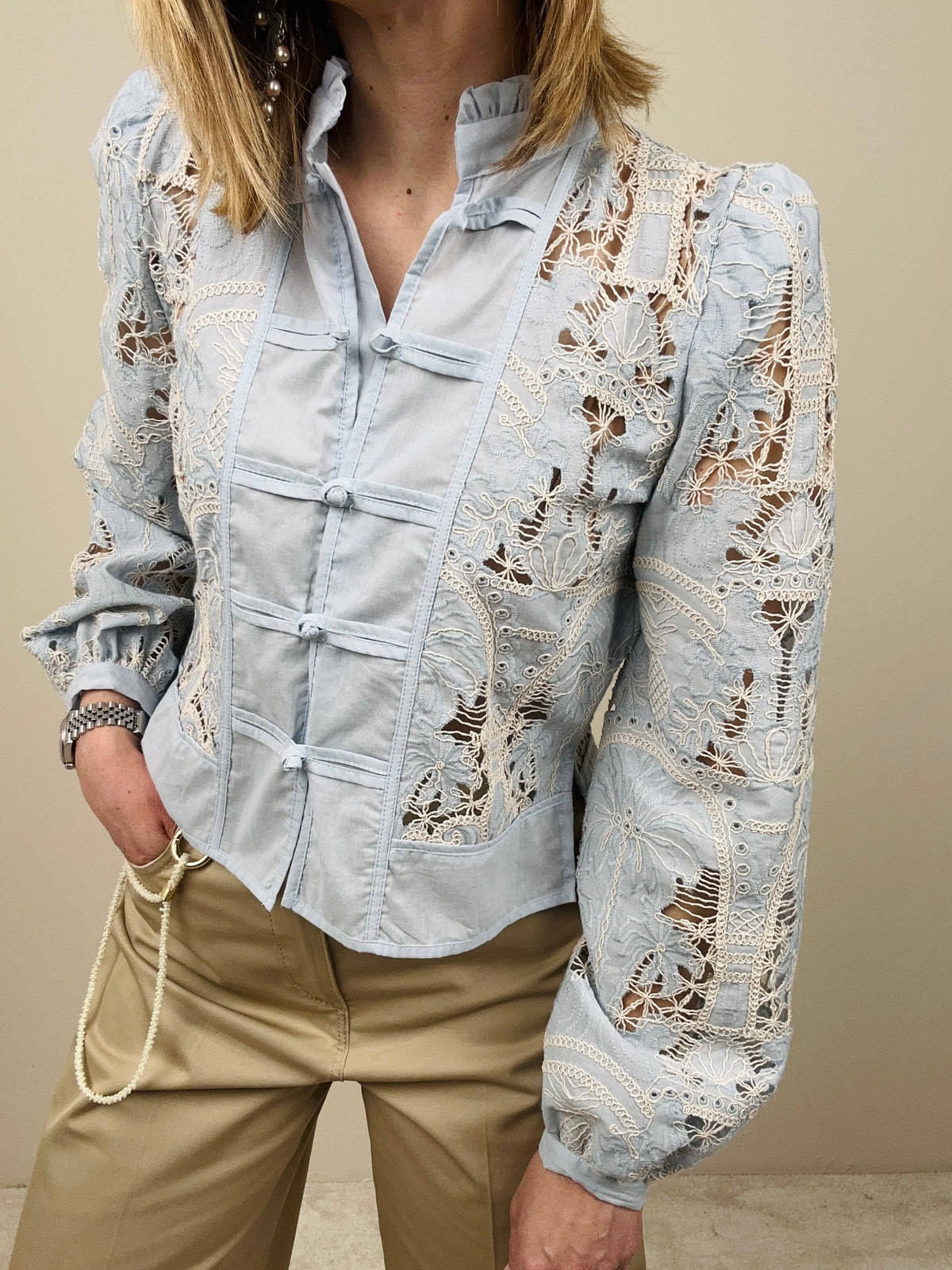 Camicia cielo con alamari