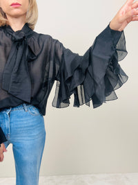 Camicia nera con balze nelle maniche